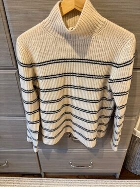 Vince Cream cashmere Turtleneck Sweater with Blue Stripes